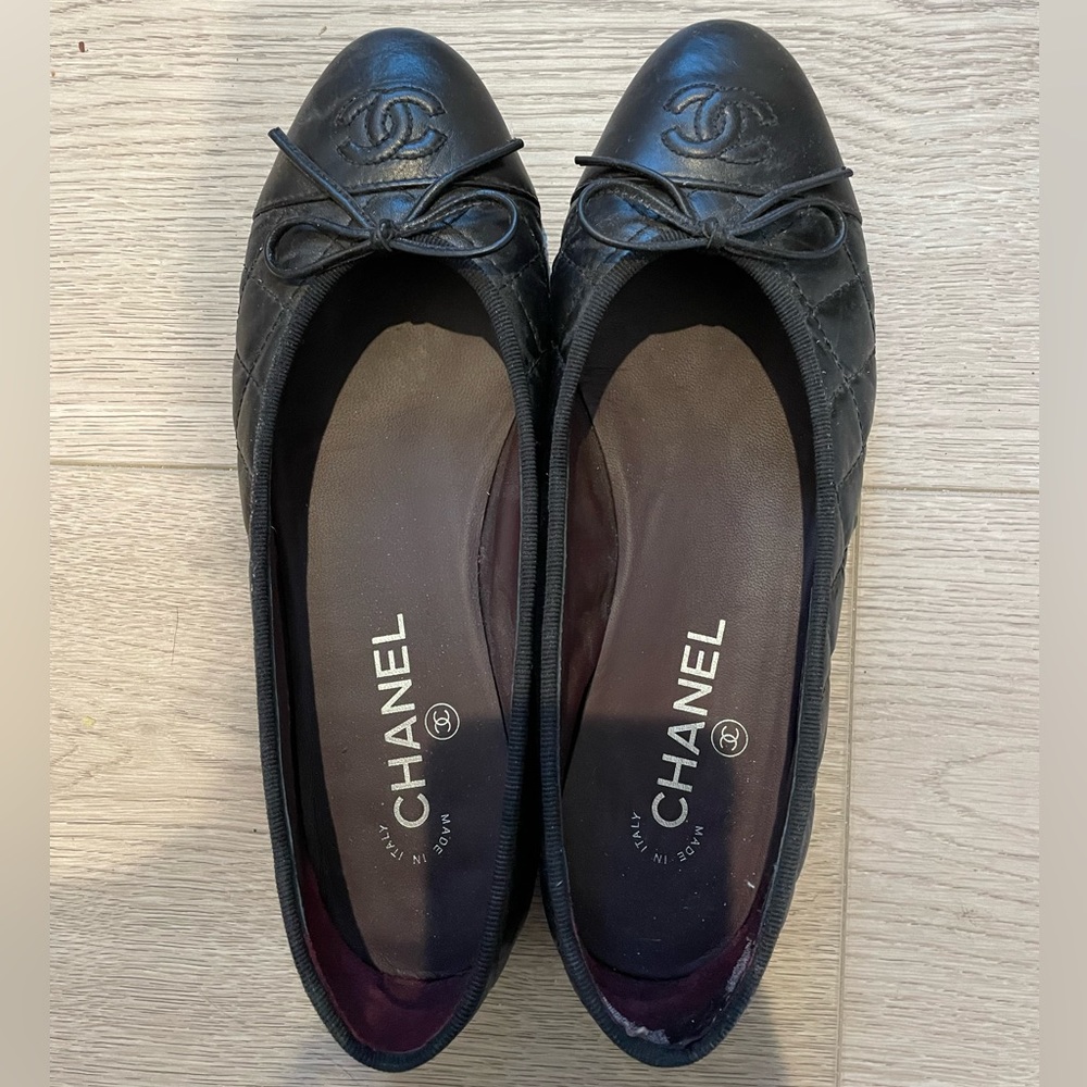 Chanel Interlocking CC Logo Leather Ballet Flats